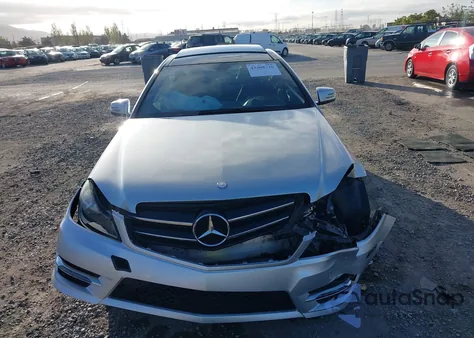 2015 Mercedes-Benz C 250 из США, поврежденный, VIN WDDGJ4HB4FG439586